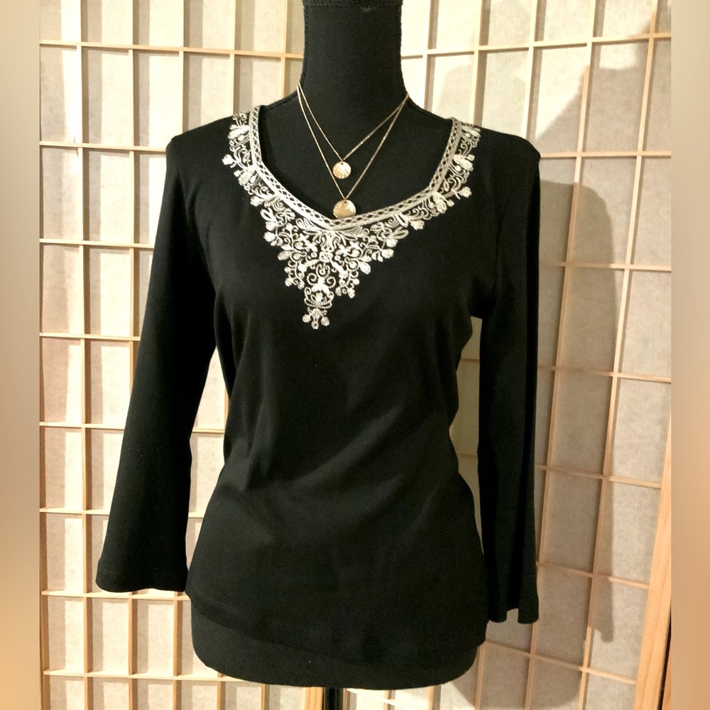 Nine West - Black pullover top with front embroiderey. SzM